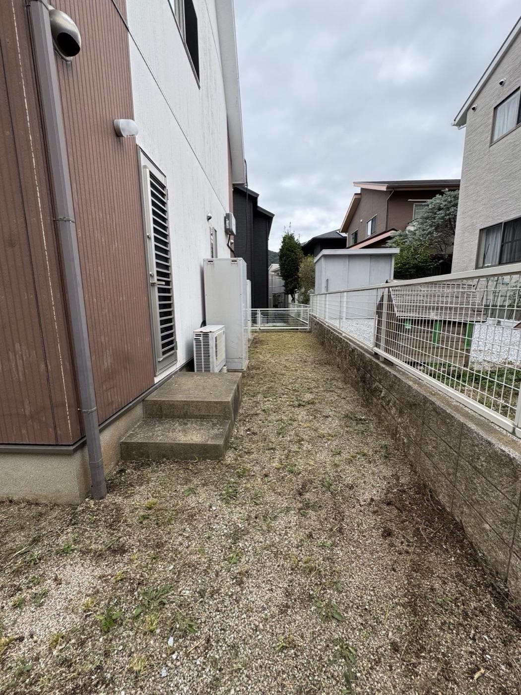 作業後：家の脇の細い通路も、隅々までスッキリ