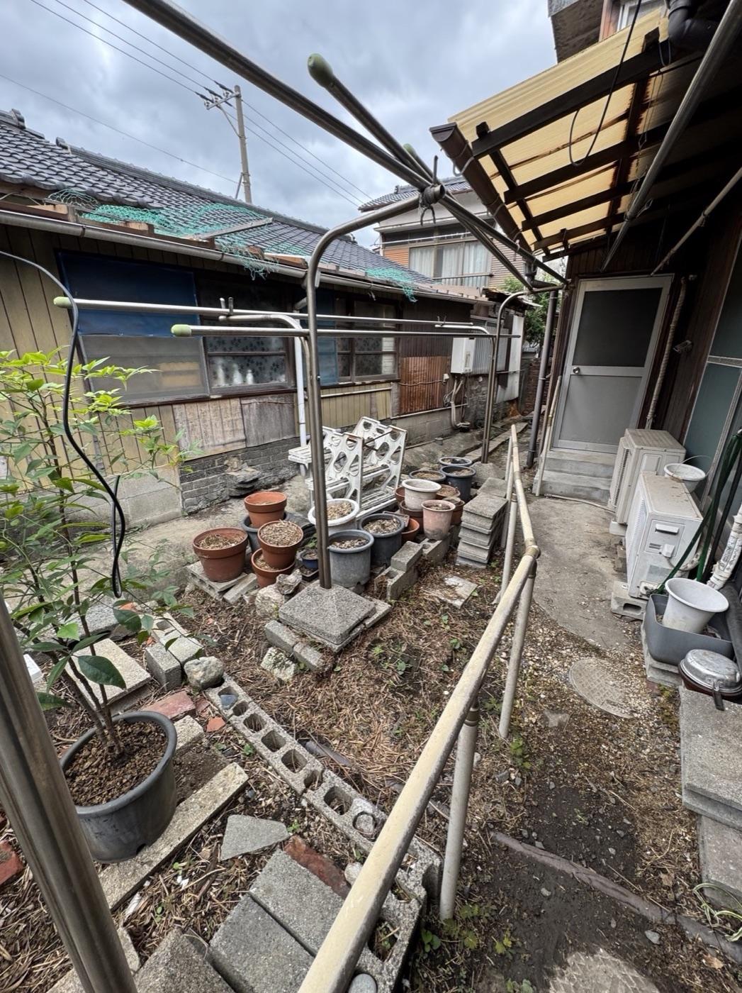作業後：物干しが埋もれるほどの草木を刈り、庭が使える状態に