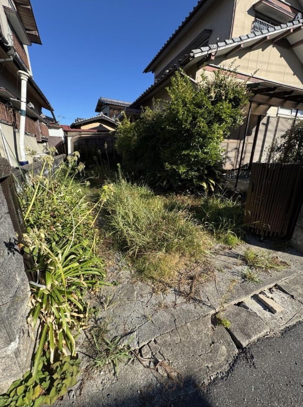 作業前：家の脇の庭。伸び放題の草を刈り、石畳と通路が見えるように