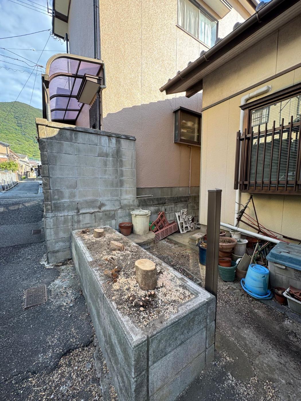 作業後：塀を越えて茂った木を伐採し、玄関まわりが明るく