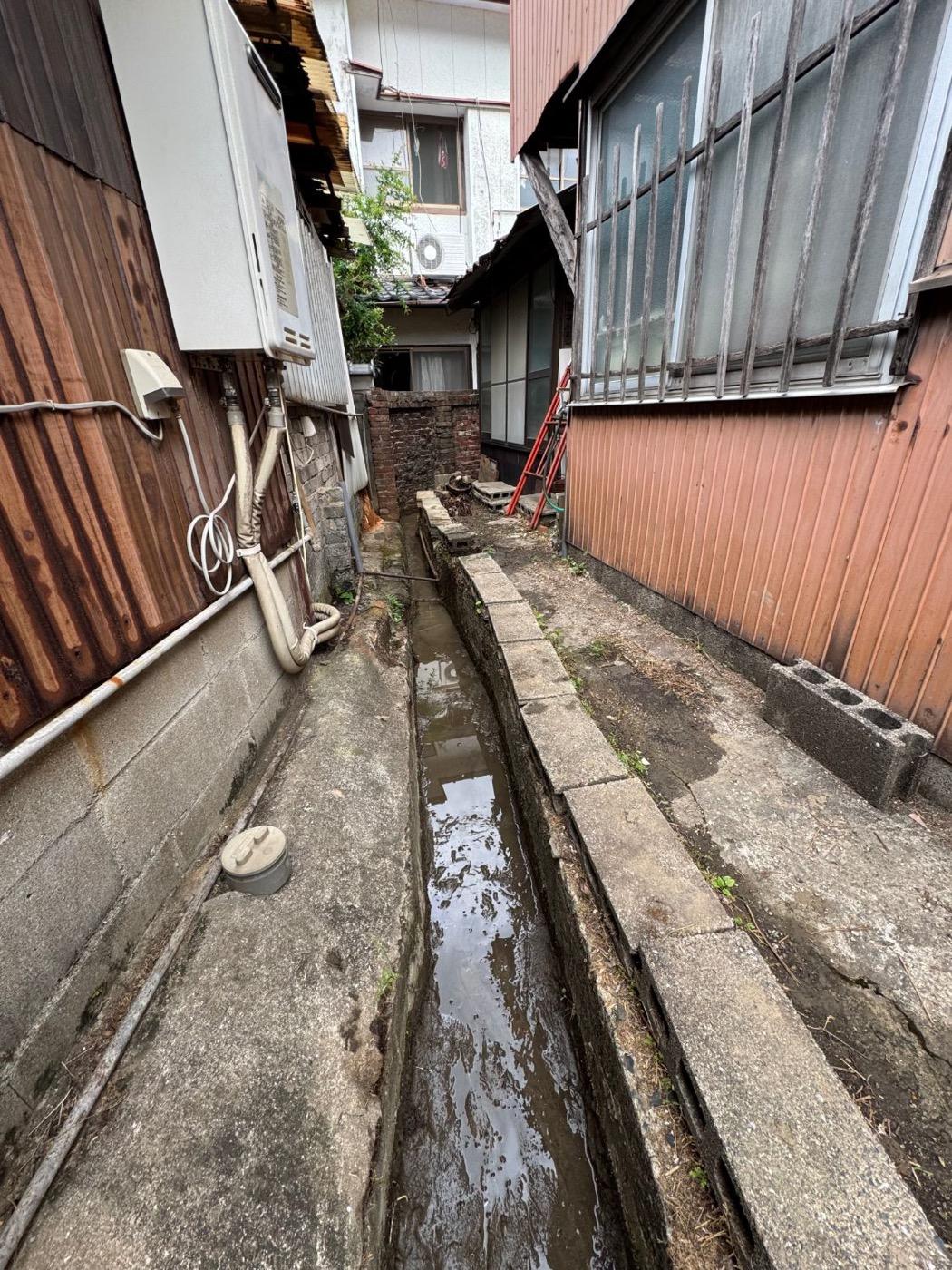 作業後：草とトタン板に埋もれた側溝を掘り出し、水が流れるように